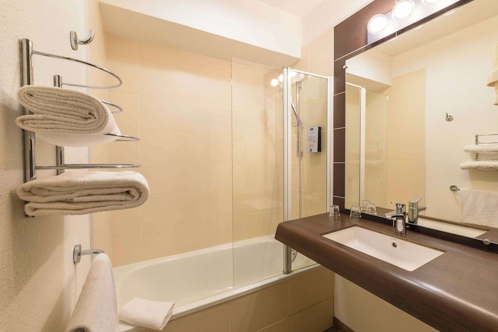 Kyriad Chambéry Centre - Curial Standard Room, 1 Double Bed 7