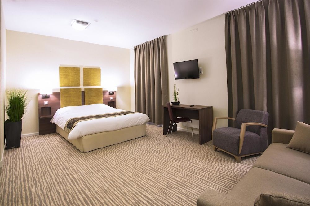 Kyriad Chambéry Centre - Curial Superior Room, 1 Double Bed with Sofa bed 3