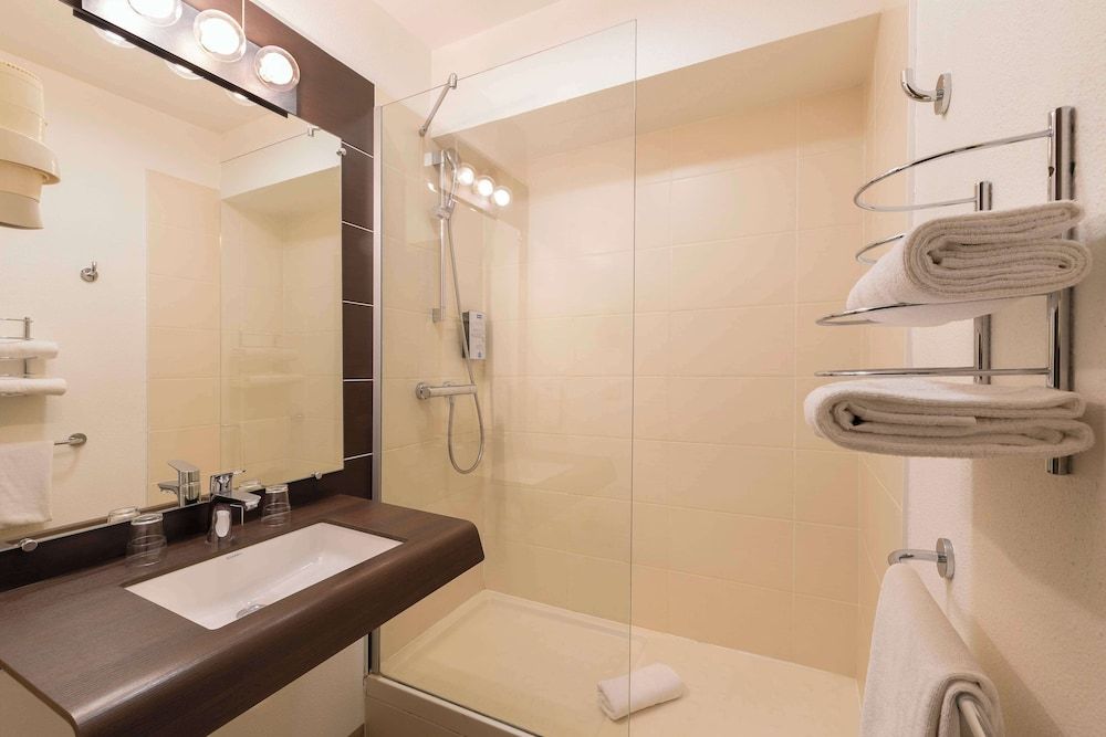 Kyriad Chambéry Centre - Curial Standard Room, 1 Double Bed 6