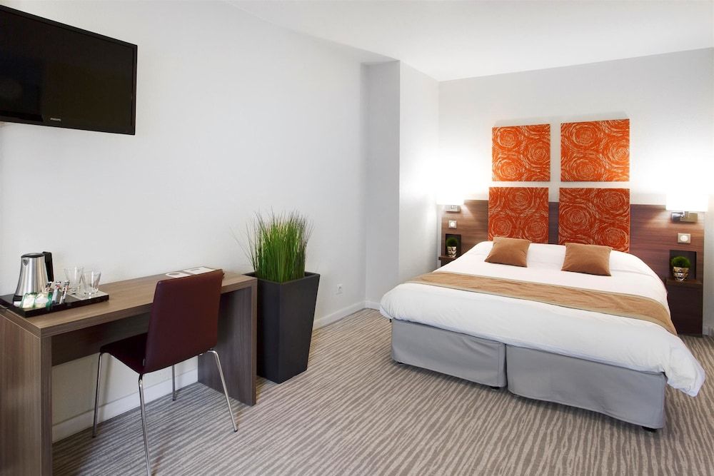 Kyriad Chambéry Centre - Curial Superior Room, 1 Double Bed with Sofa bed 5