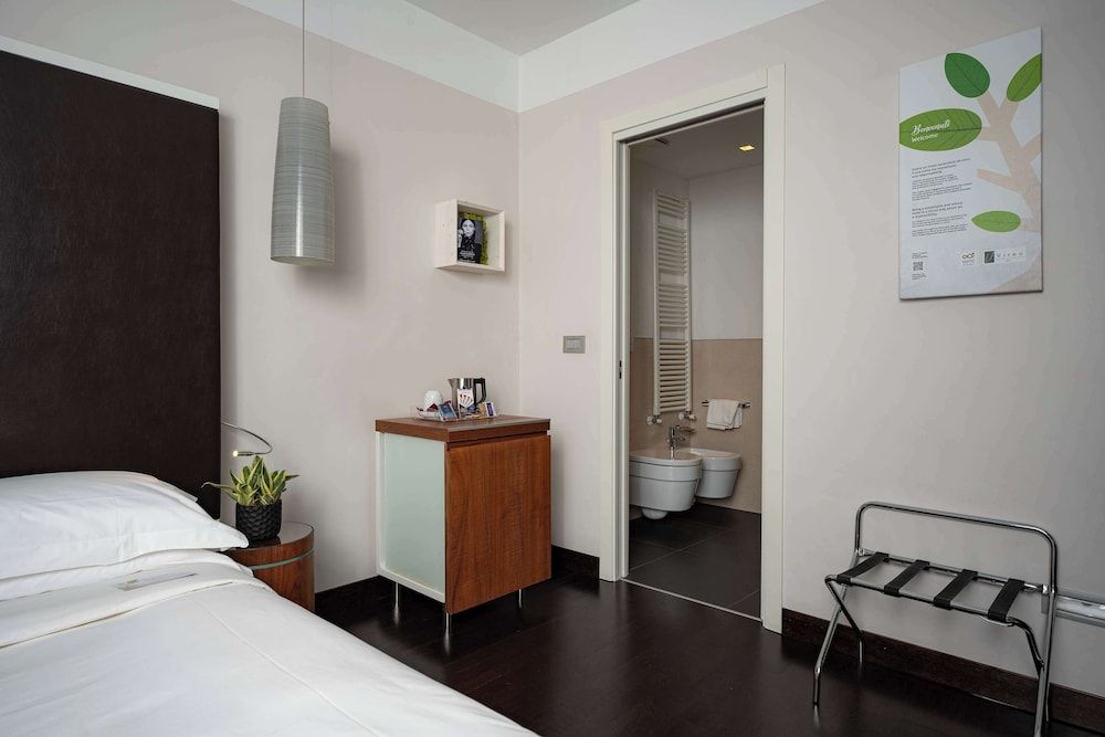 Best Western Plus Hotel De Capuleti Standard Room, 1 King Bed 7