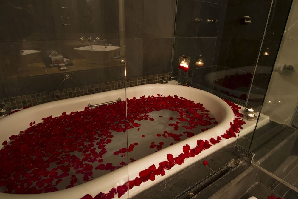 Deep Soaking Bathtub