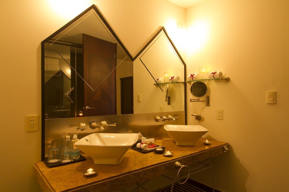 Santa Rita Hotel del Arte Standard Room, 1 King Bed, City View 6