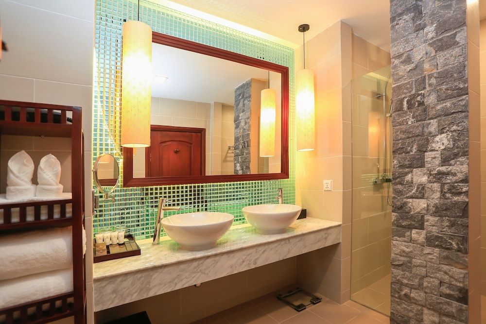 THE PRIVILEGE FLOOR by Lotus Blanc Landmark King Room 5