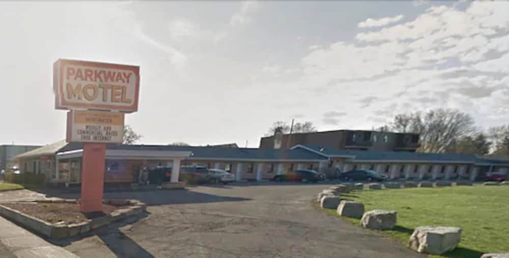 undefined Parkway Motel 10