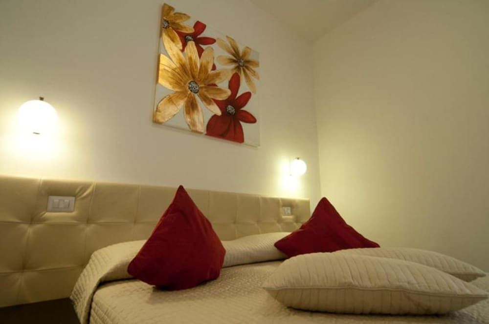 Ara Pacis Inn Comfort Double Room, Private Bathroom, City View 2