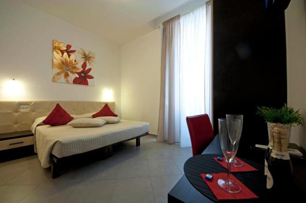 Ara Pacis Inn Comfort Double Room, Private Bathroom, City View 3
