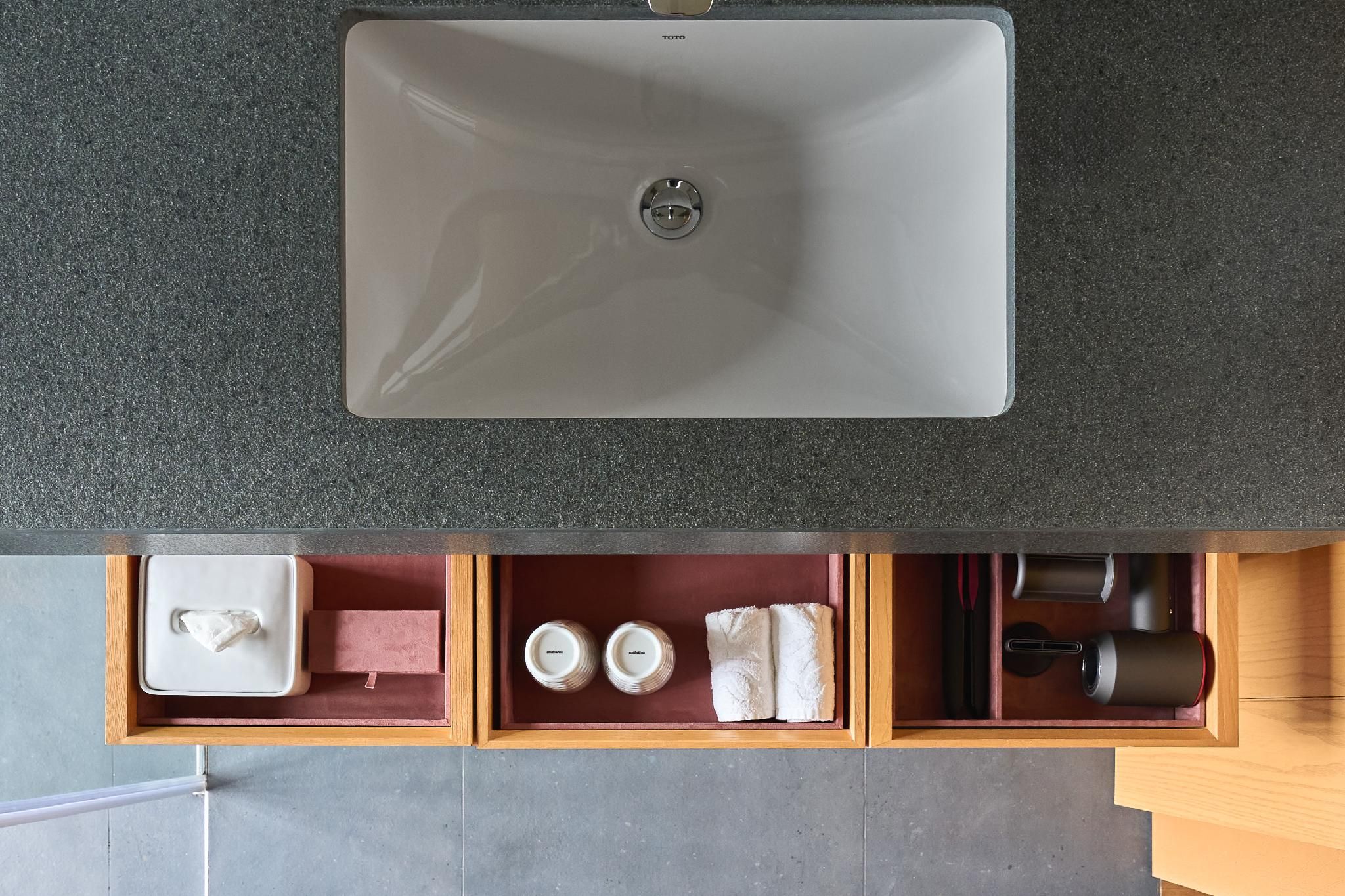 Standard Suite with 2 Single Beds