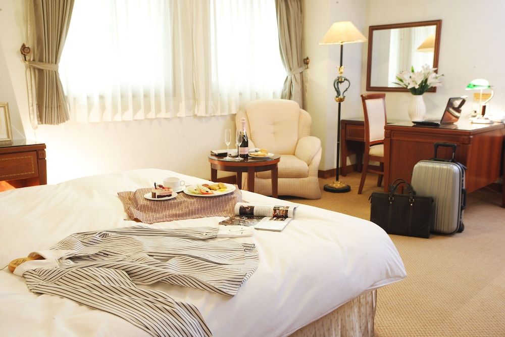 Kingdom Hotel Standard Quadruple Room, No Windows 2