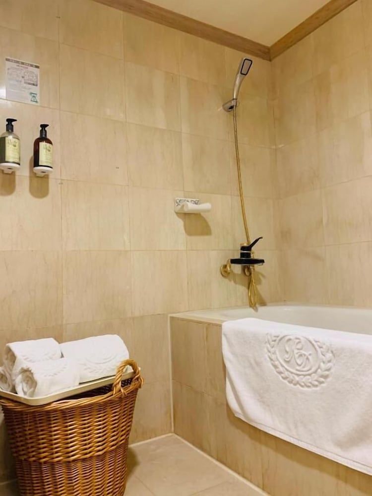 Kingdom Hotel Classic Triple Room 2