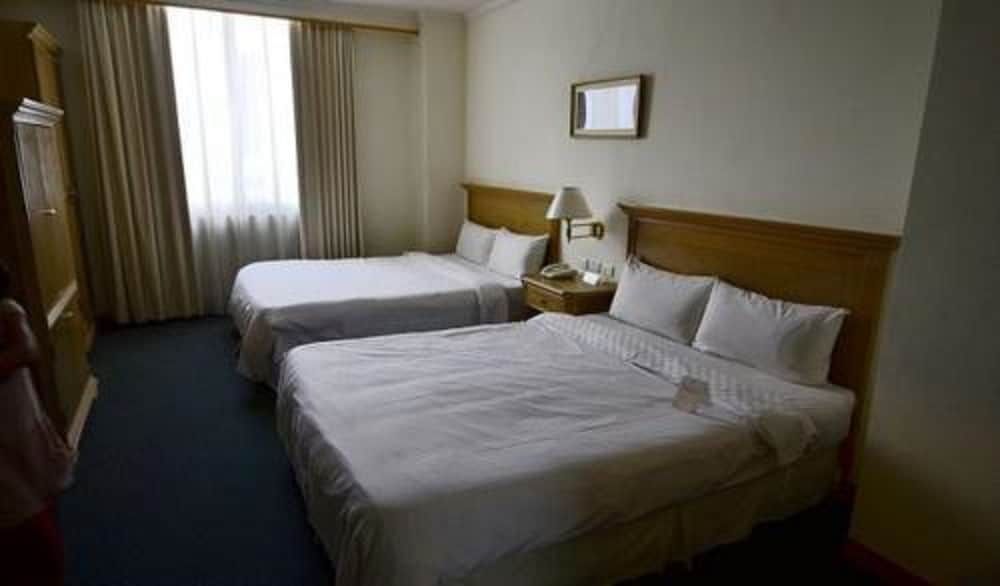 Cambridge Yang Kang Hotel Deluxe Quadruple Room 3