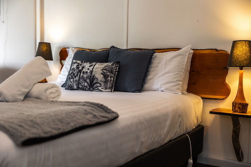 Tullah Lakeside Lodge Panoramic Double Room, Lakeside 3