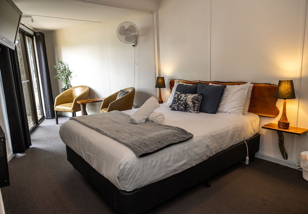 Tullah Lakeside Lodge Panoramic Double Room, Lakeside 2