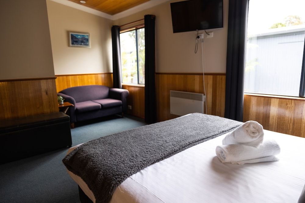 Tullah Lakeside Lodge Premium Room 2