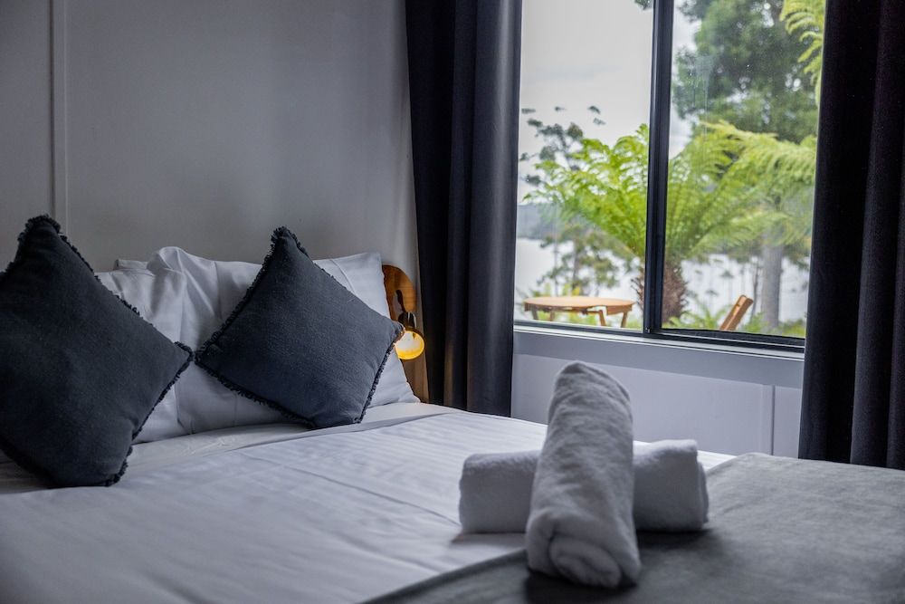 Tullah Lakeside Lodge Panoramic Double Room, Lakeside 5