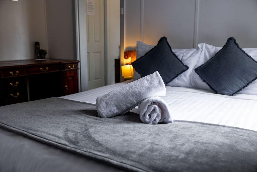 Tullah Lakeside Lodge Panoramic Double Room, Lakeside 4