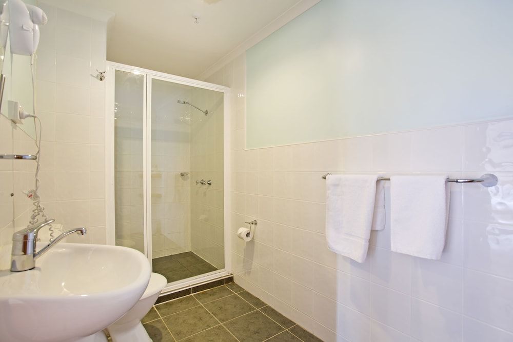 Tullah Lakeside Lodge Premium Room 4