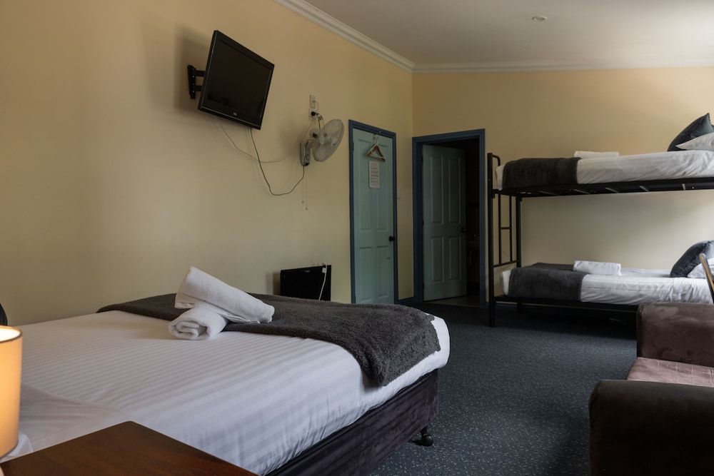 Tullah Lakeside Lodge Family Room 2