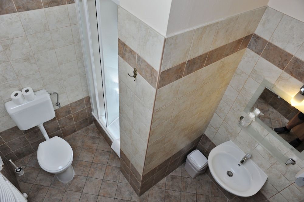 Hotel Papillon Quadruple Room 5