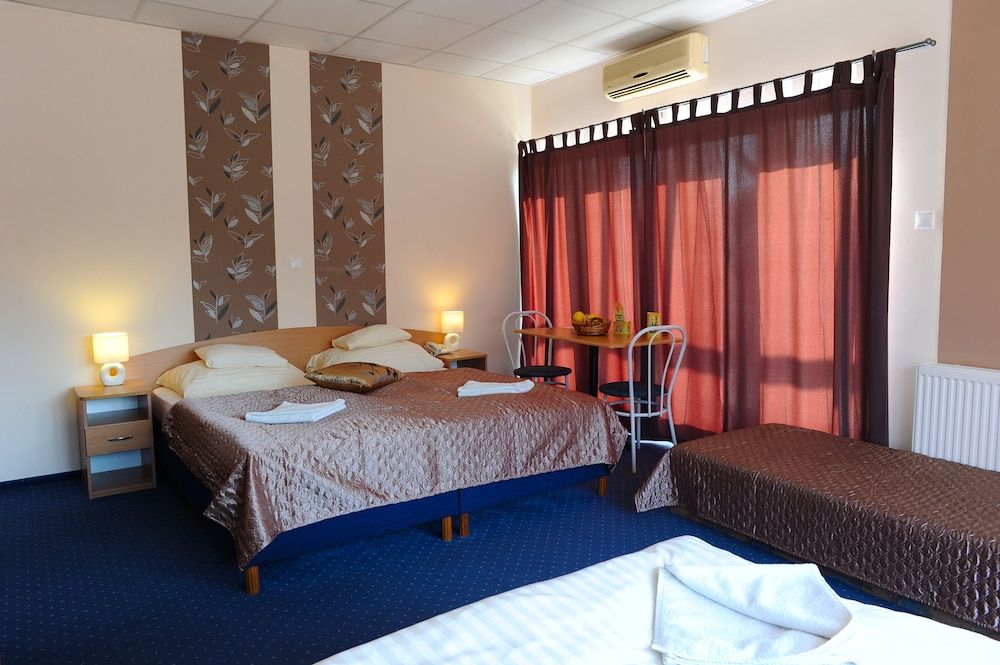 Hotel Papillon Quadruple Room 4