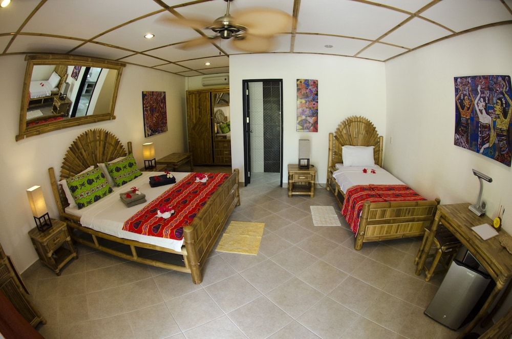 Dolphin House Deluxe Triple Room 2