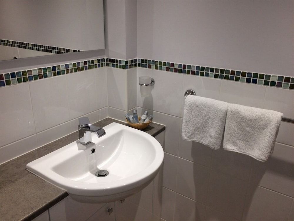 Hazel Barn B&B Suite, Ensuite (Oak) 5