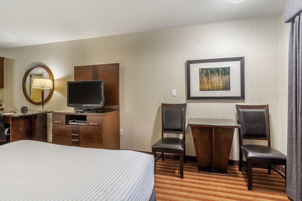 Devonian Hotel & Suites Queen Room with 2 Queen beds, Non-Smoking