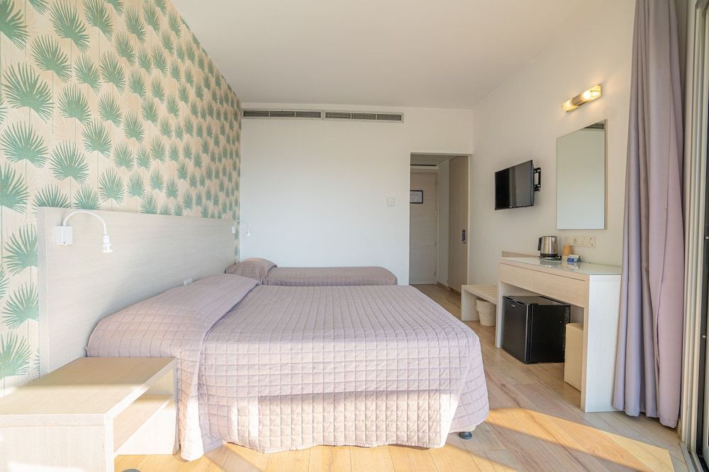 Harmony Bay Hotel Double or Twin Room, Partial Sea View 4