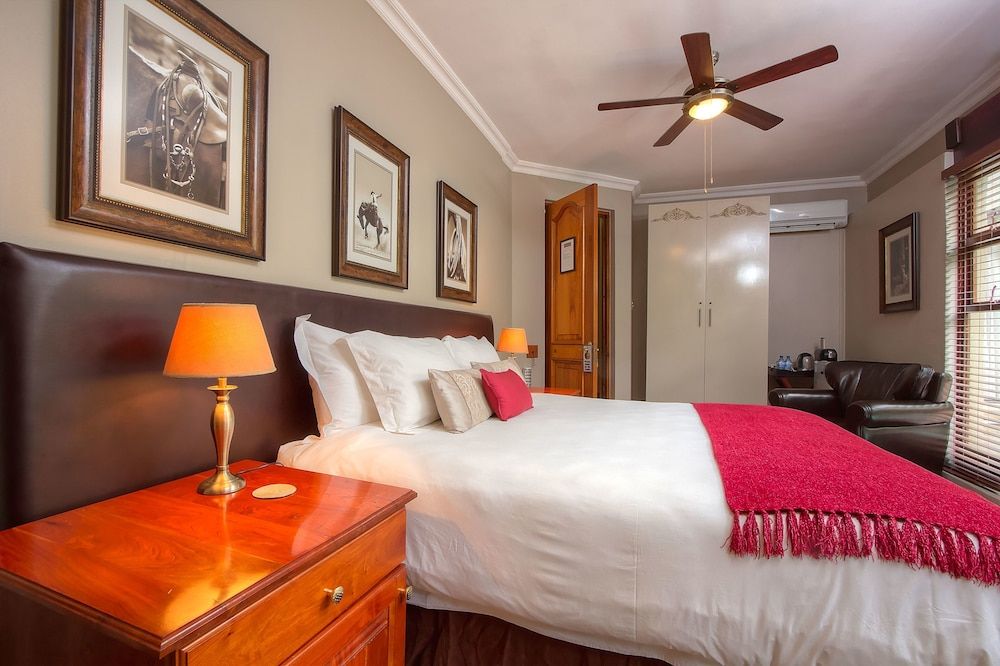 Leopardsong Manor Deluxe King Room with shower 4