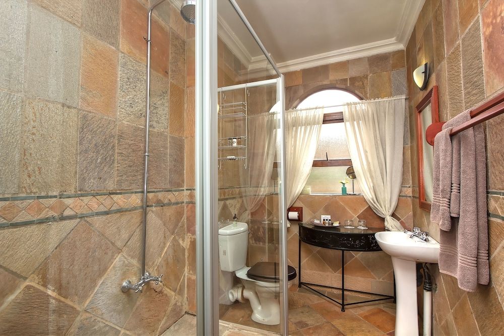 Leopardsong Manor Deluxe King Room with shower 9