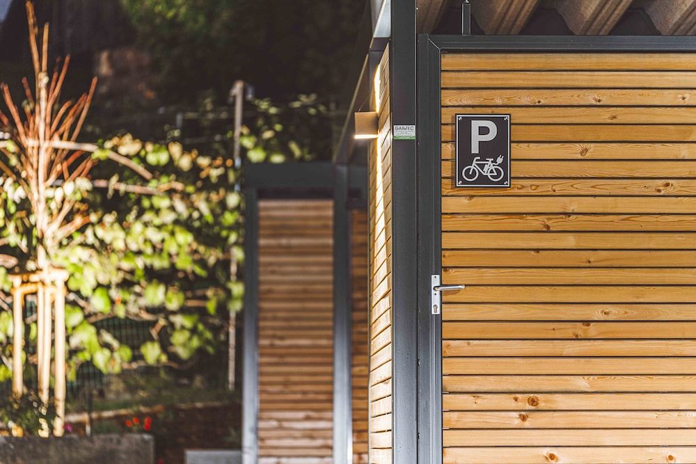 Electric vehicle charging station