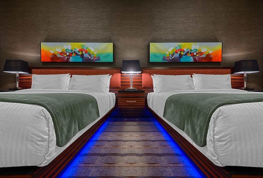 Hotel Clique Calgary Airport Single Room, 2 Queen Beds 7