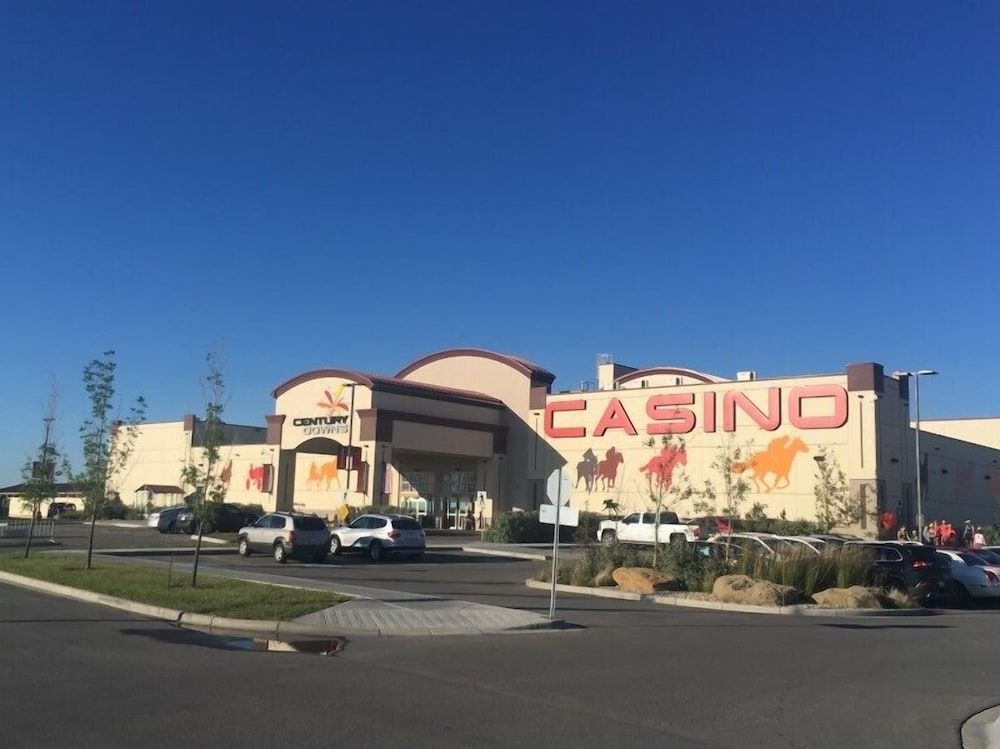 undefined Hotel Clique Calgary Airport 5