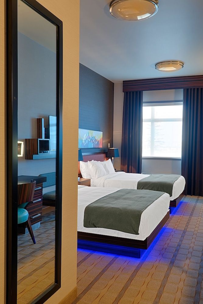 Hotel Clique Calgary Airport Single Room, 2 Queen Beds 6