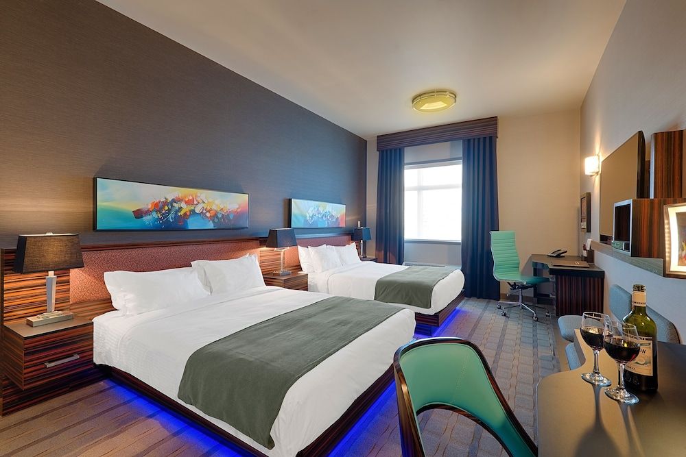 Hotel Clique Calgary Airport Single Room, 2 Queen Beds 4