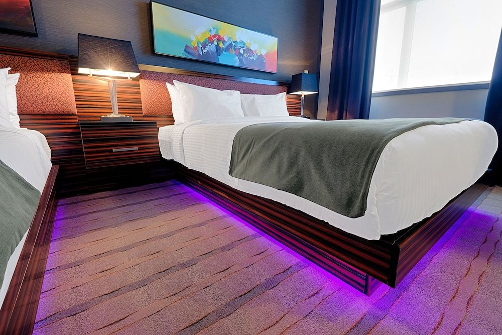 Hotel Clique Calgary Airport Single Room, 2 Queen Beds 3