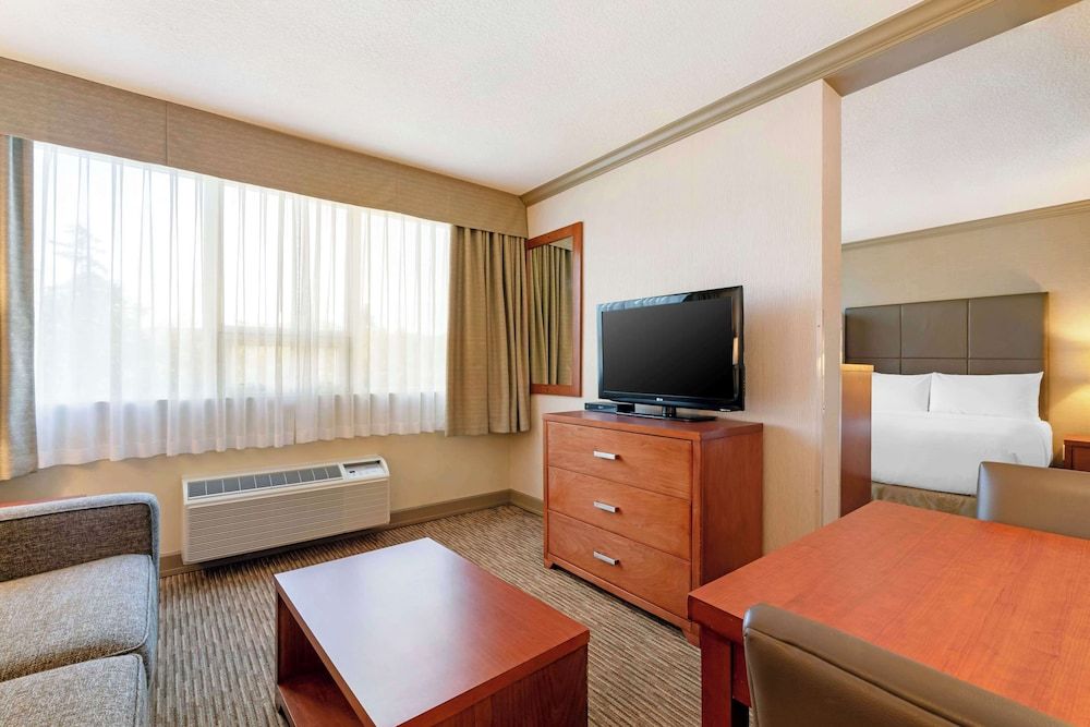 Best Western Plus Barclay Hotel Suite, 2 Queen Beds, Non Smoking, Refrigerator & Microwave (with Sofabed) 4