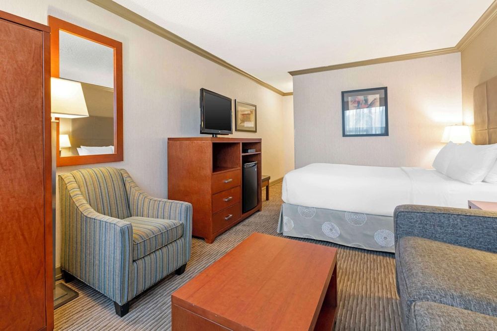Best Western Plus Barclay Hotel Standard Room, 1 Queen Bed, Non Smoking (with Sofabed) 2