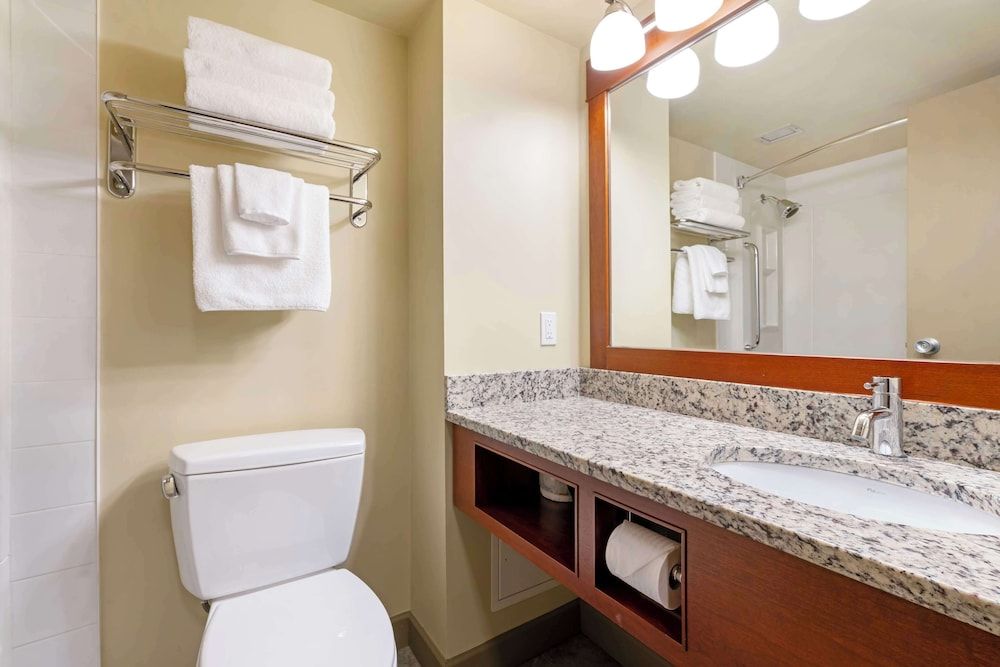 Best Western Plus Barclay Hotel Suite, 2 Queen Beds, Non Smoking, Refrigerator & Microwave (with Sofabed) 3