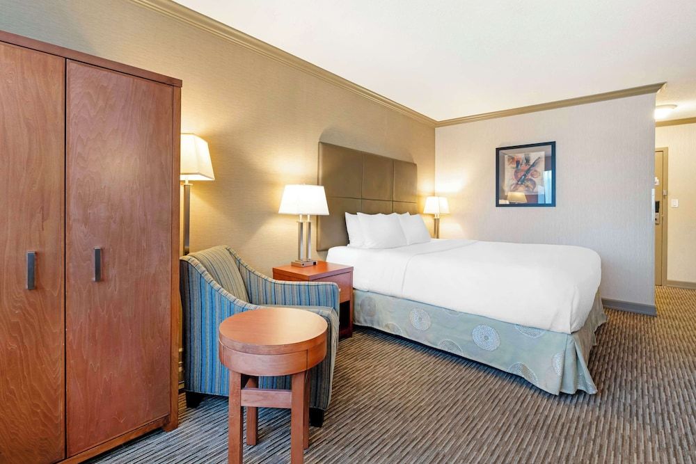 Best Western Plus Barclay Hotel Suite, 1 King Bed, Non Smoking, Refrigerator & Microwave (Walk-in Shower;with Sofabed) 2
