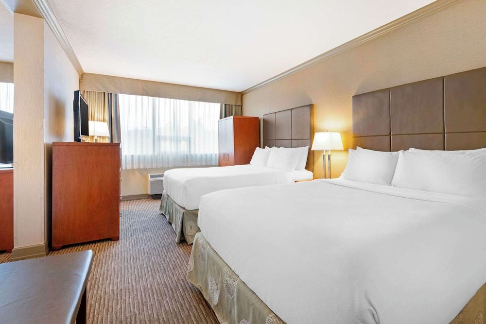 Best Western Plus Barclay Hotel Suite, 2 Queen Beds, Non Smoking, Refrigerator & Microwave (with Sofabed) 2