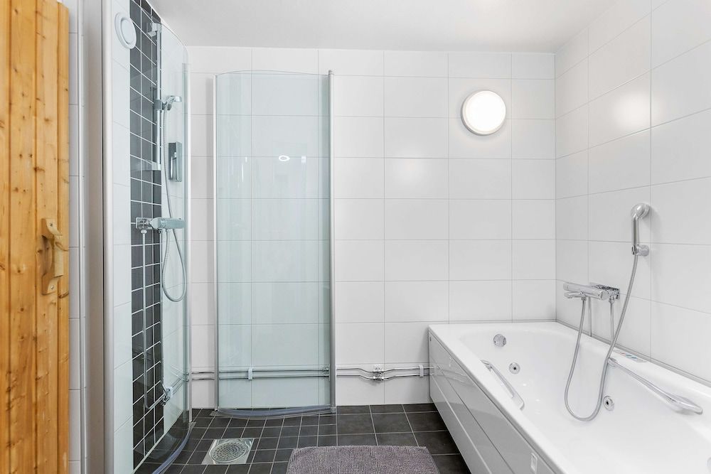 Best Western Hotel Tranas Statt Suite, 2 Bedrooms, Non Smoking, Jetted Tub 4