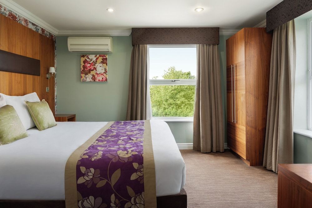 Ramada by Wyndham Cheltenham Room, 1 King Bed, Non Smoking 3