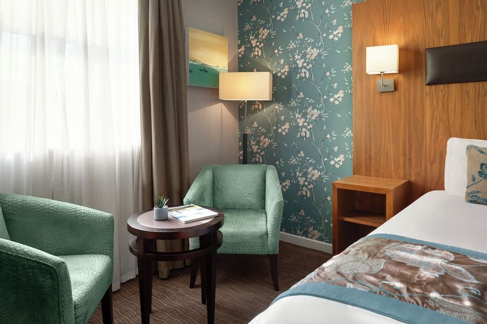 Ramada by Wyndham Cheltenham Business Room, 1 King Bed, Non Smoking 4