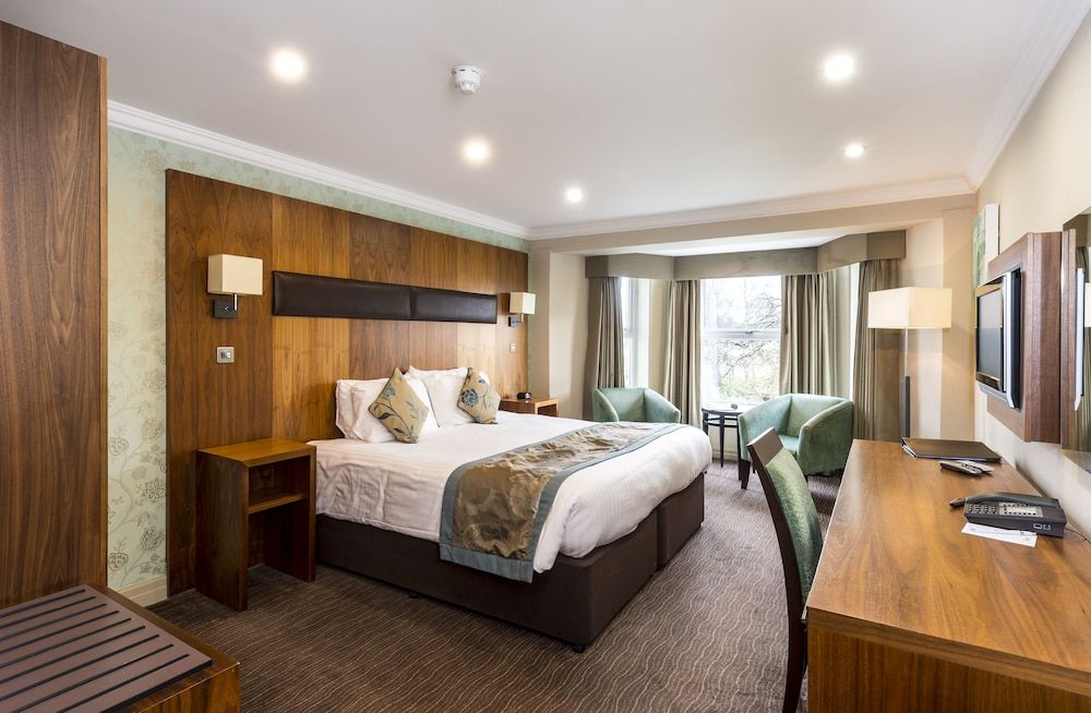 Ramada by Wyndham Cheltenham Business Room, 1 King Bed, Non Smoking