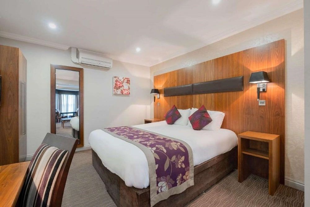 Ramada by Wyndham Cheltenham Room, 1 King Bed, Non Smoking 2