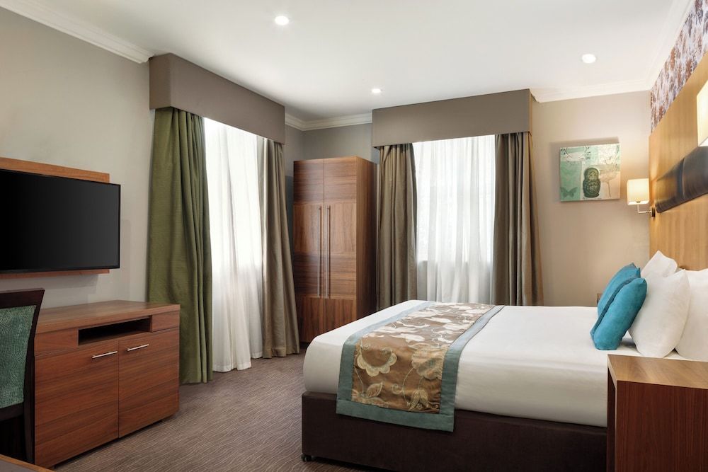 Ramada by Wyndham Cheltenham Room, 1 King Bed, Non Smoking 6