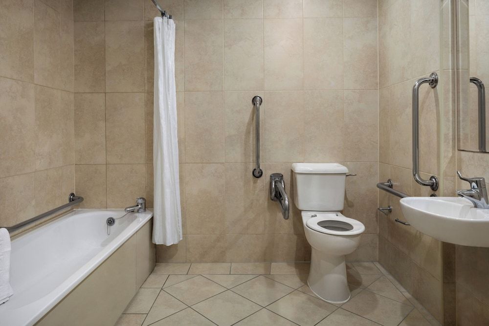 Ramada by Wyndham Cheltenham Room, 1 King Bed, Accessible, Non Smoking (Mob,Tub w/Grab Bars) 6