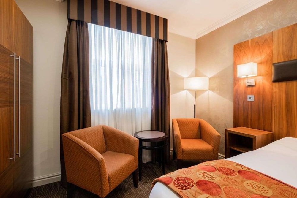 Ramada by Wyndham Cheltenham Business Room, 1 King Bed, Non Smoking 2