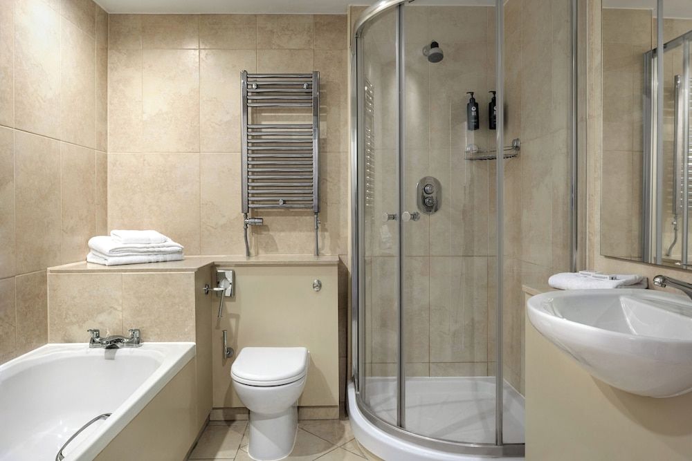 Ramada by Wyndham Cheltenham Room, 1 King Bed, Non Smoking 9